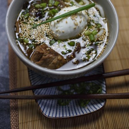 Ramen wieprzowo-wołowy, na żeberkach i goleni, z grzybami