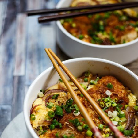 Japoński schabowy na ryżu – katsudon, kotlet zwycięzców