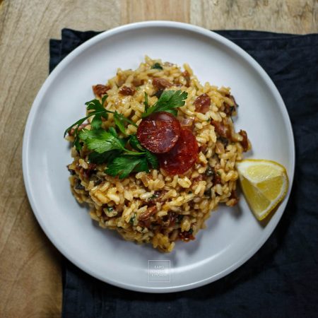 Risotto z chorizo, oliwkami i suszonymi pomidorami