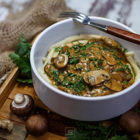 Wegetariański Strogonow z boczniaków i pieczarek brunatnych